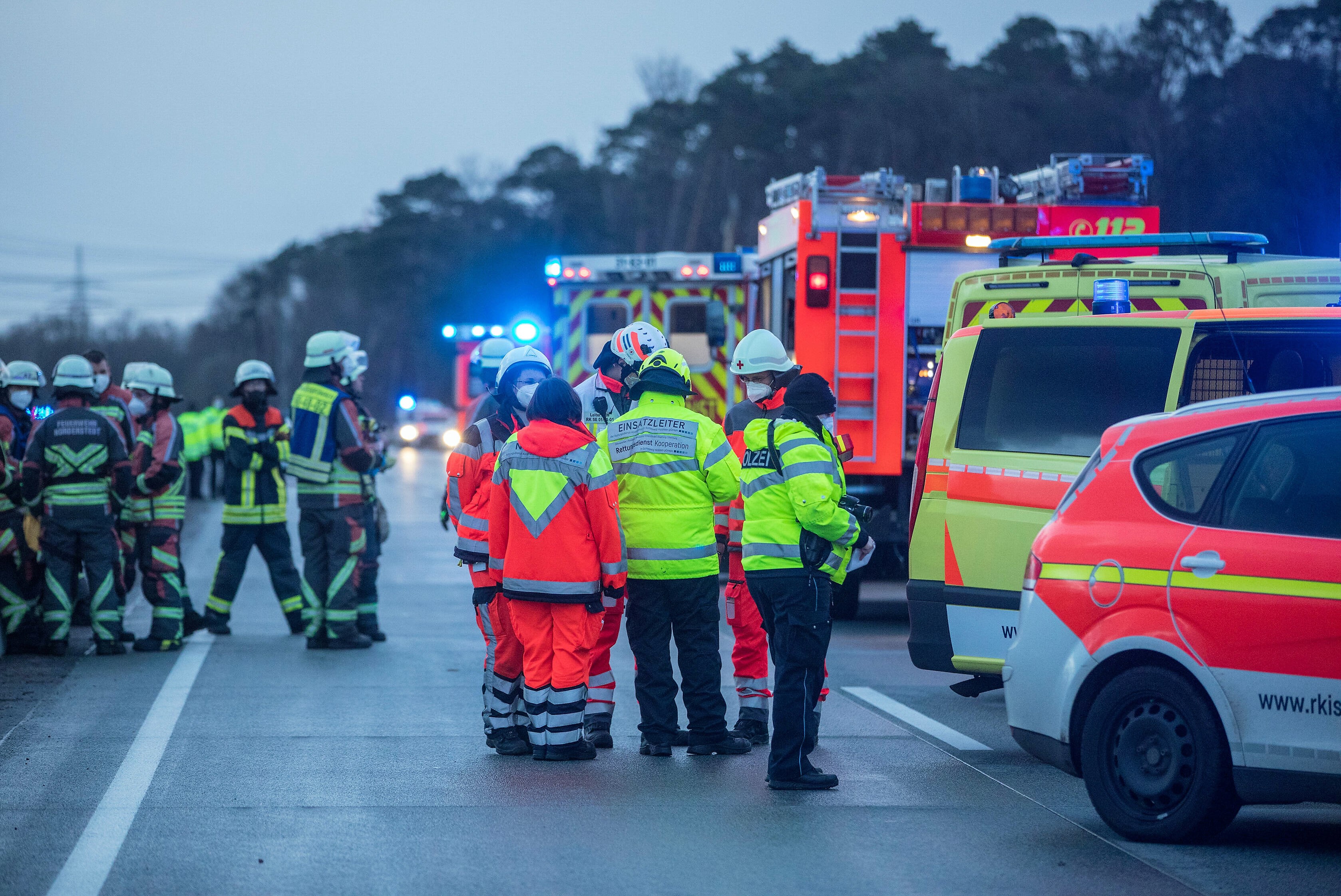 Autobahn-Vollsperrung! Unfall-Chaos - Autobahn muss nach mehreren Unfällen voll gesperrt werden