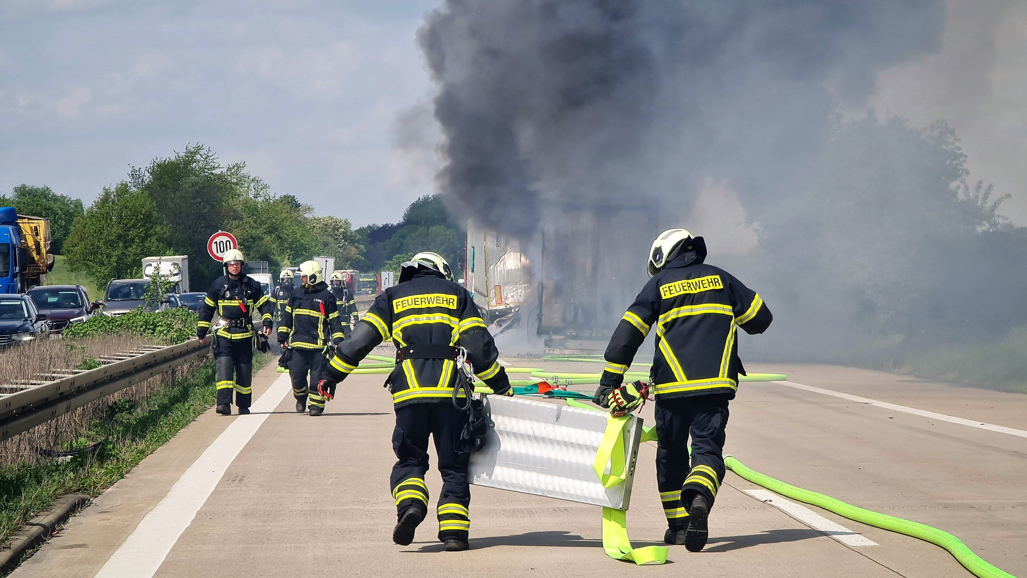 Vollsperrung! Tödlicher Unfall auf der A7 - LKW auf der Autobahn umgekippt