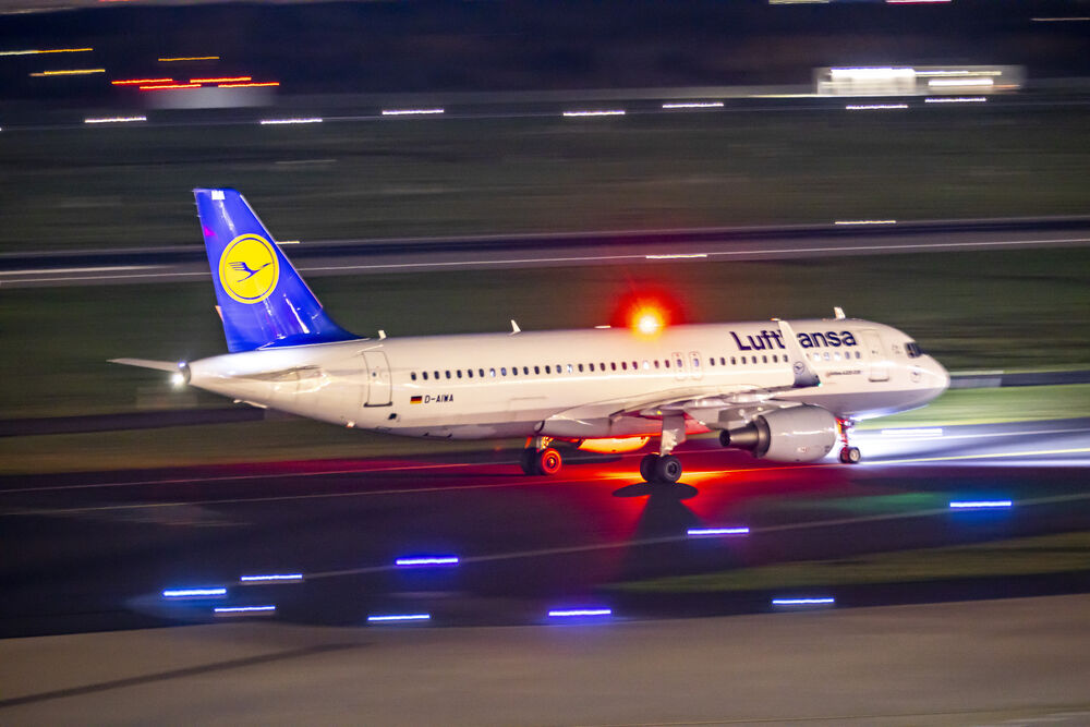 Stewardess stirbt während des Flugs! Tödliches Drama - Herzstillstand auf  Linienflug!