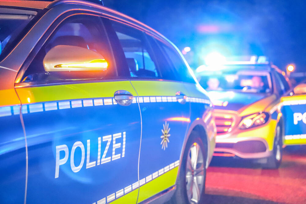 Amokfahrt mit Maschinenpistole! Junge Autofahrer bedrohen Verkehrsteilnehmer mit Waffe!