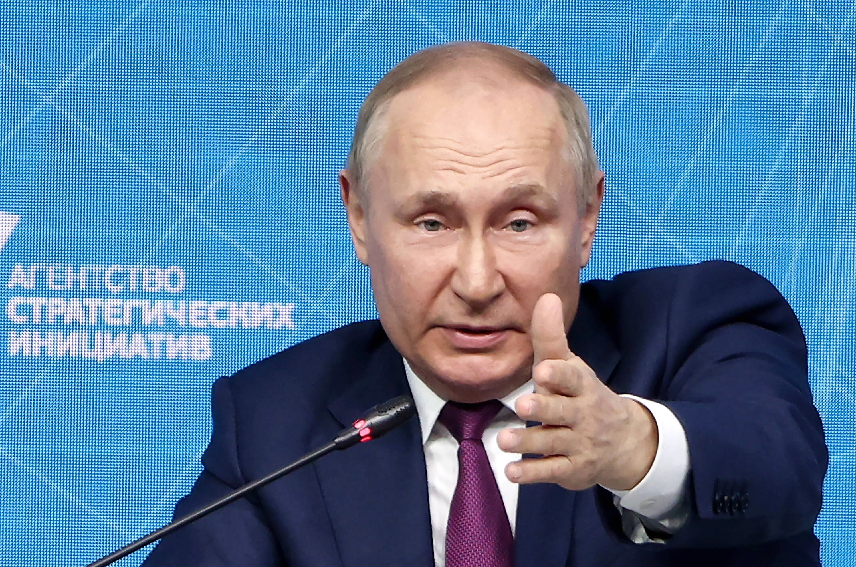 Peinlich! Putins Pressesprecher mit riesigem Fehler bei einer Pressekonferenz - Hier verplappert sich Peskow