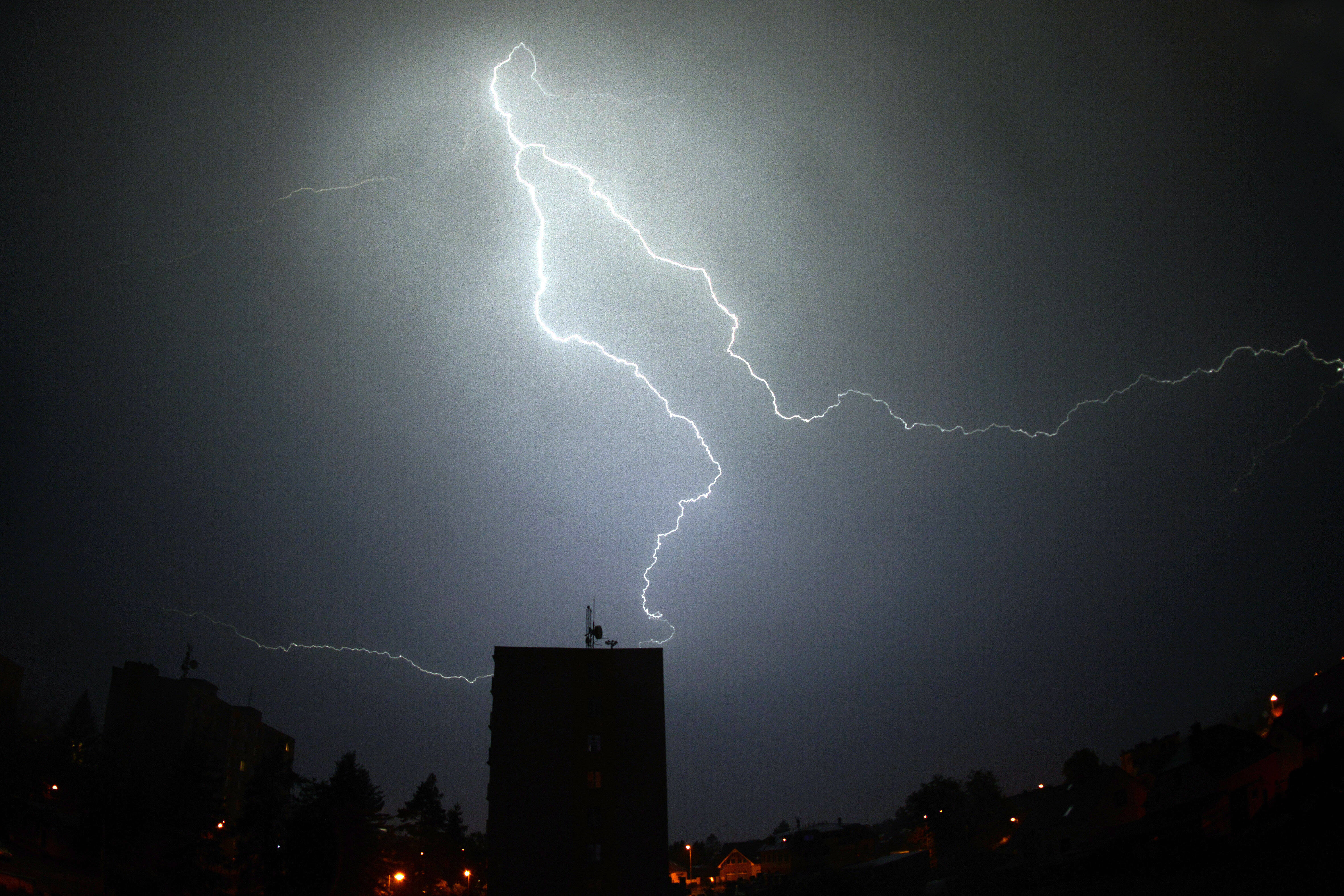 Schwere Unwetterschäden! Mehrere Menschen vom Blitz getroffen und schwer verletzt!