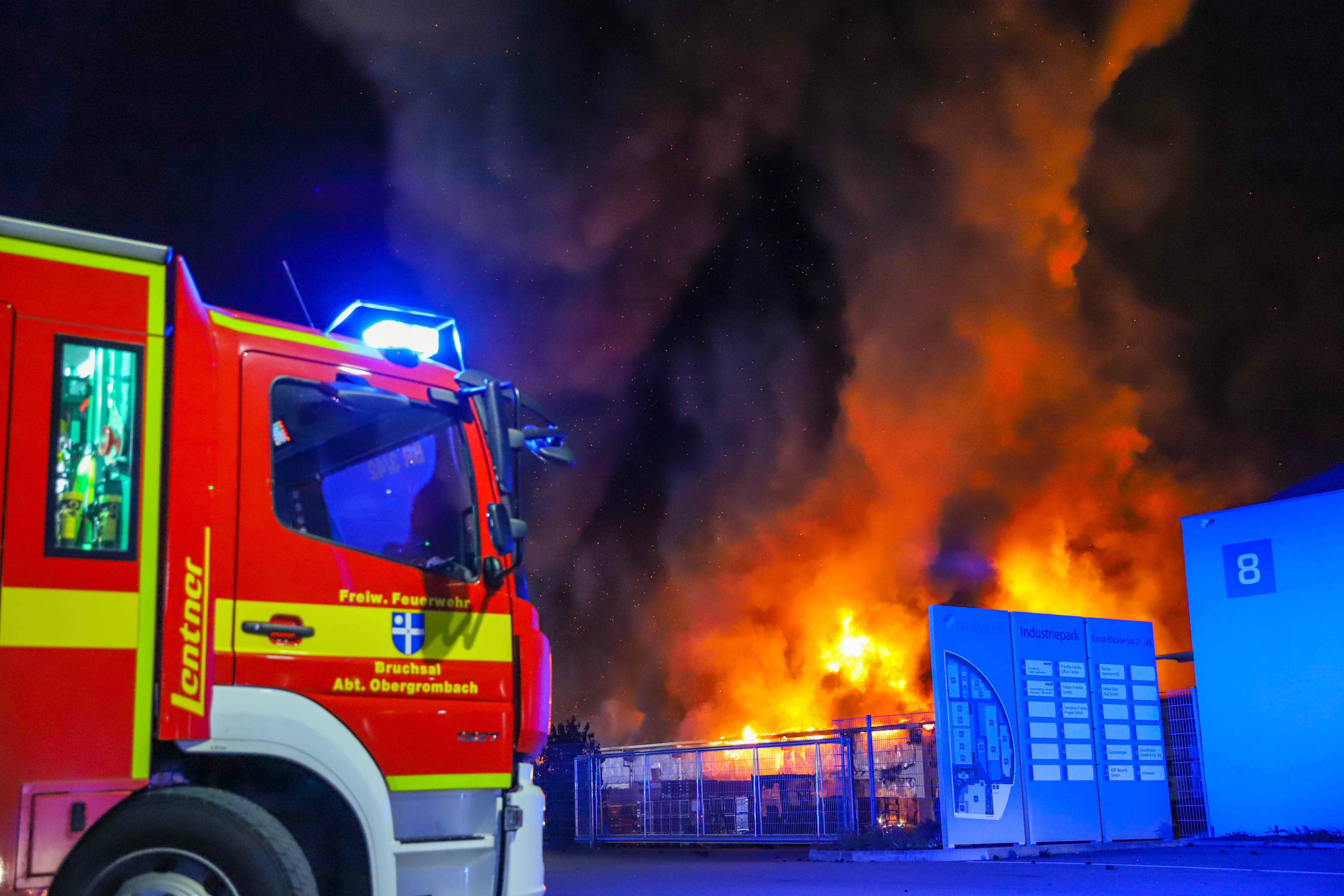 Großbrand - Polizei warnt - schließen Sie die Fenster! Riesige Rauchwolke verdunkelt den Himmel