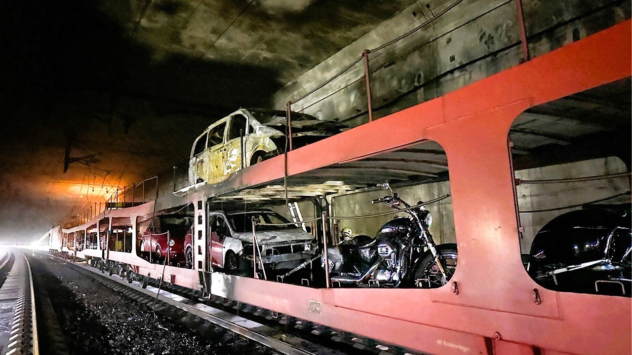 Deutscher Zug im Gotthardtunnel entgleist - schweres Zugunglück - Stecke gesperrt!