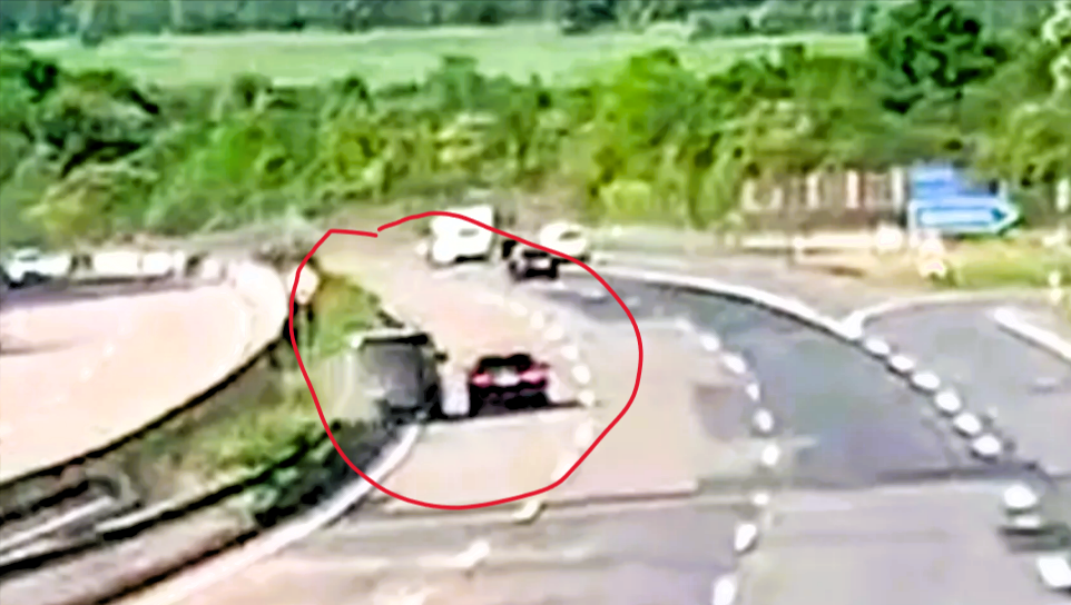 Mordversuch auf der Autobahn? Audi drückt Lieferwagen bei 150 in die Leitplanke!