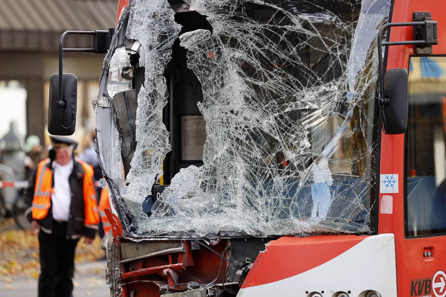 Schulbus-Unfall am Morgen! Schüler springen in Panik aus dem Fahrzeug