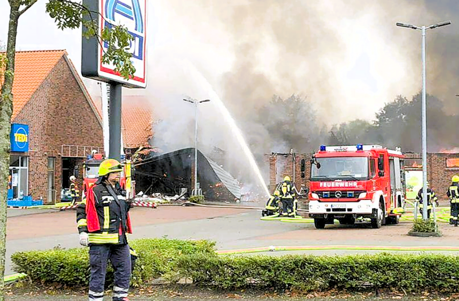 Feuer-Inferno im Aldi-Markt! Kunden erschüttert, Aldi-Filiale brennt völlig aus