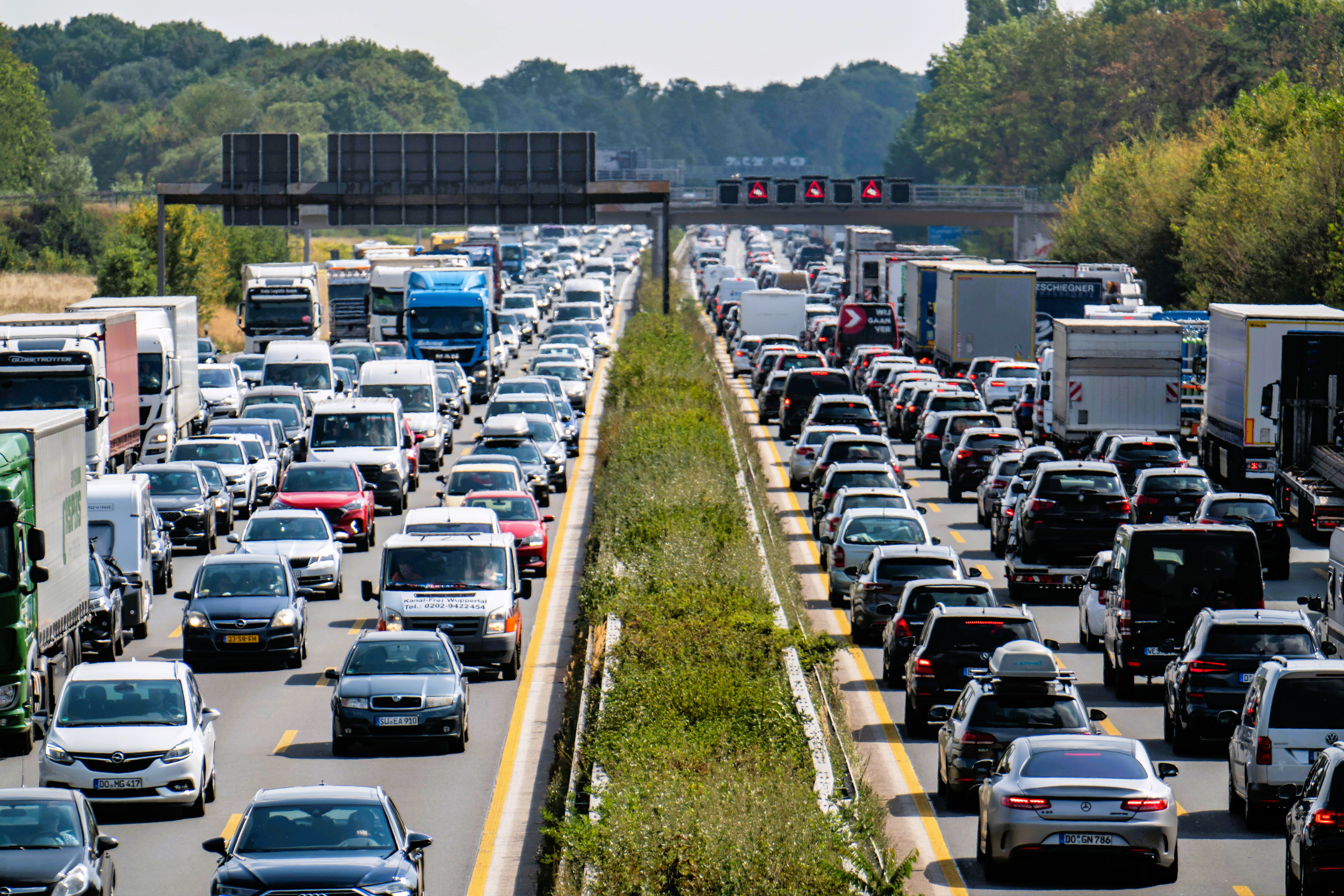 Massenkollision auf der Autobahn - Kilometerlanger Stau nach Vollpserrung!