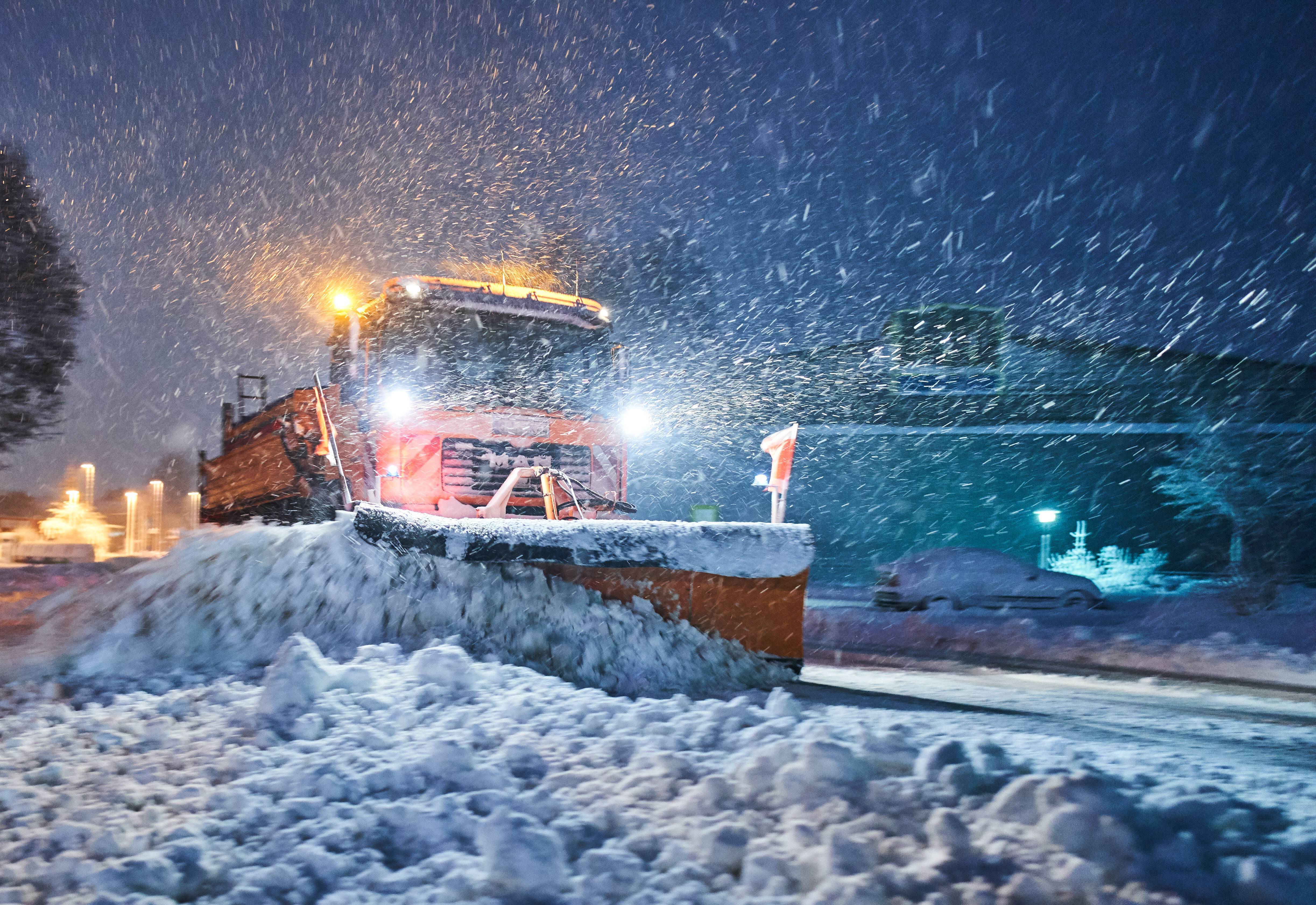 Schneechaos auf Mallorca! Soldaten vor Ort,  Einsatzkräfte retten eingeschlossene Menschen - Hubschrauber im Einsatz!