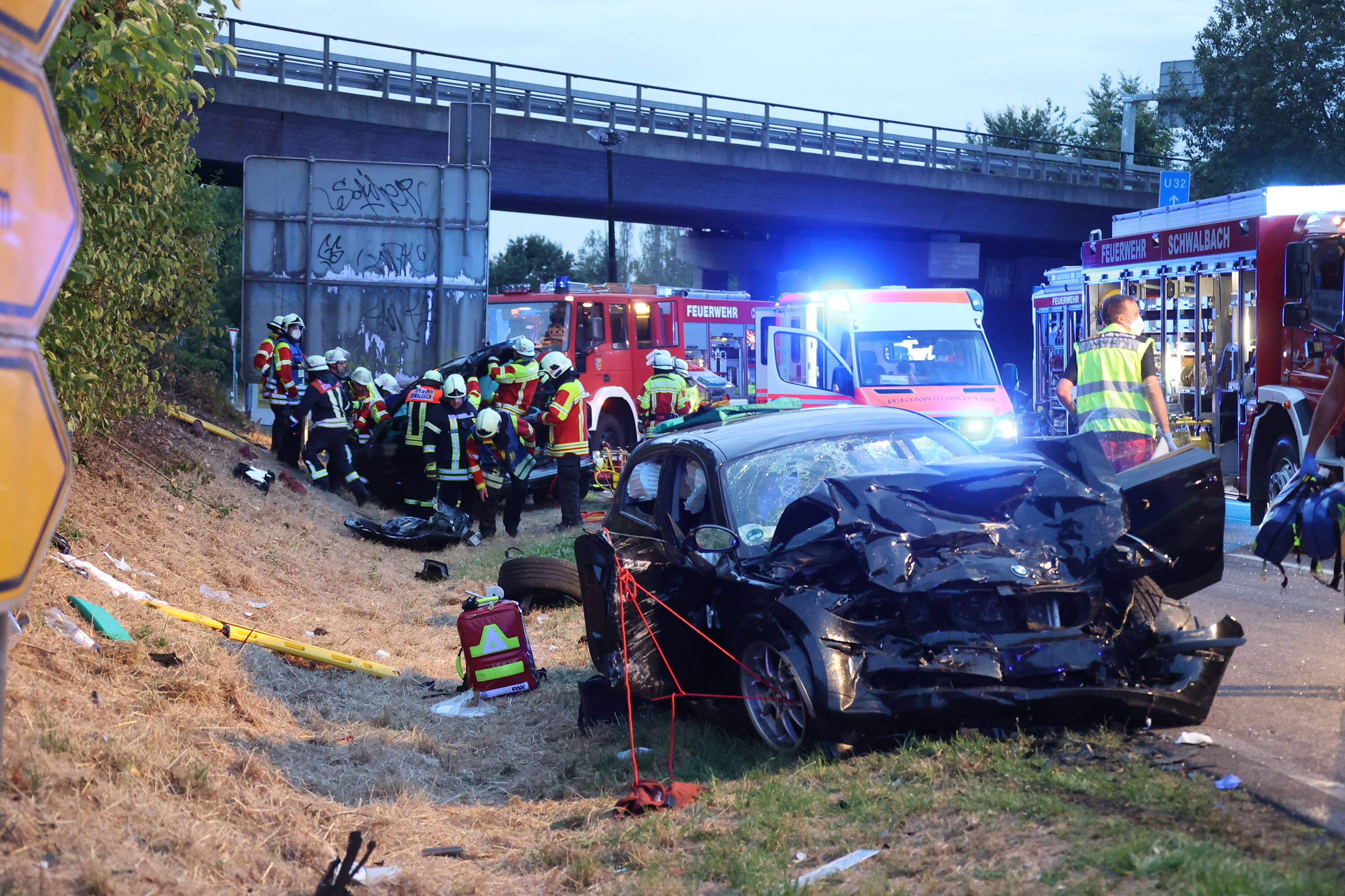 EILMELDUNG🔥 Mehrere Tote bei Massenunfall auf der Bundesstraße! Rettungskräfte bergen noch Leichen
