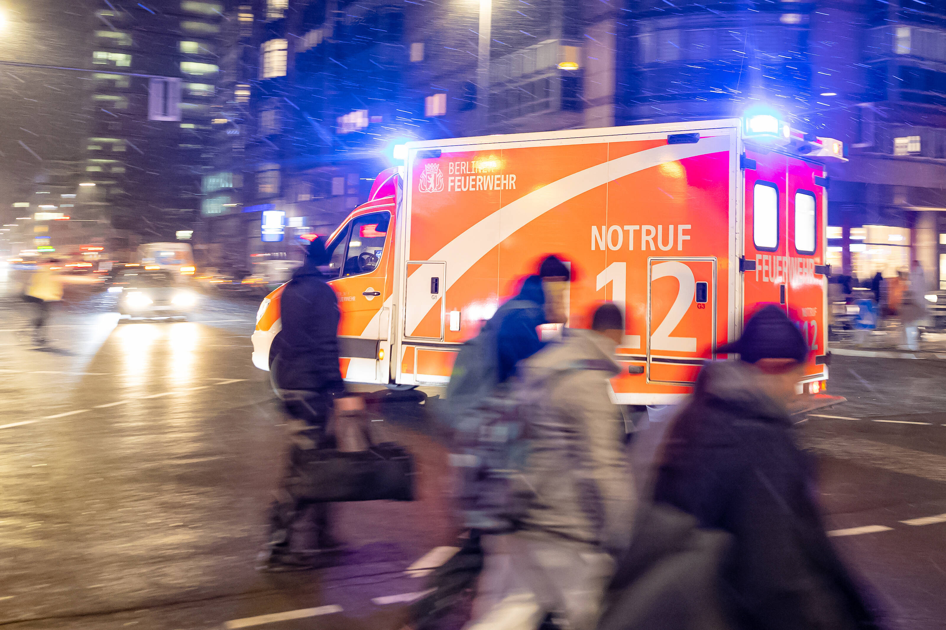 Frau kilometerweit von Zug mitgeschleift! Hand in Tür eingeklemmt - Tragödie in Bayern!