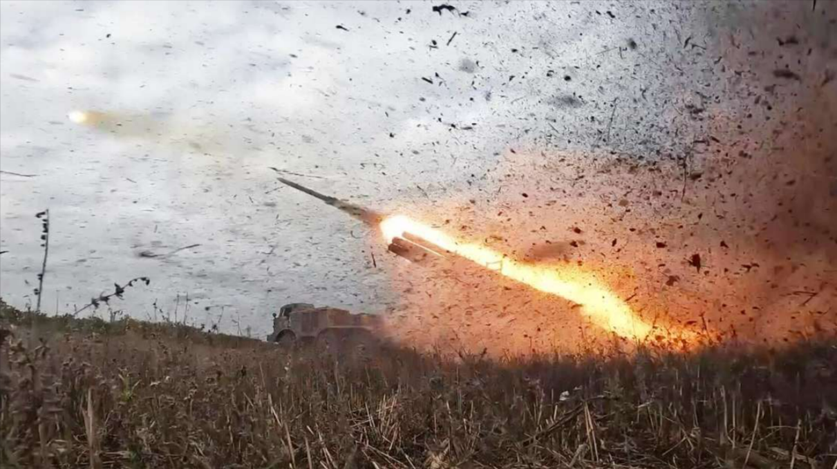 Russland startet Sturmangriff an der Ostfront! Ukraine muss hunderte Angriffe abwehren - schwere Gefechte toben!