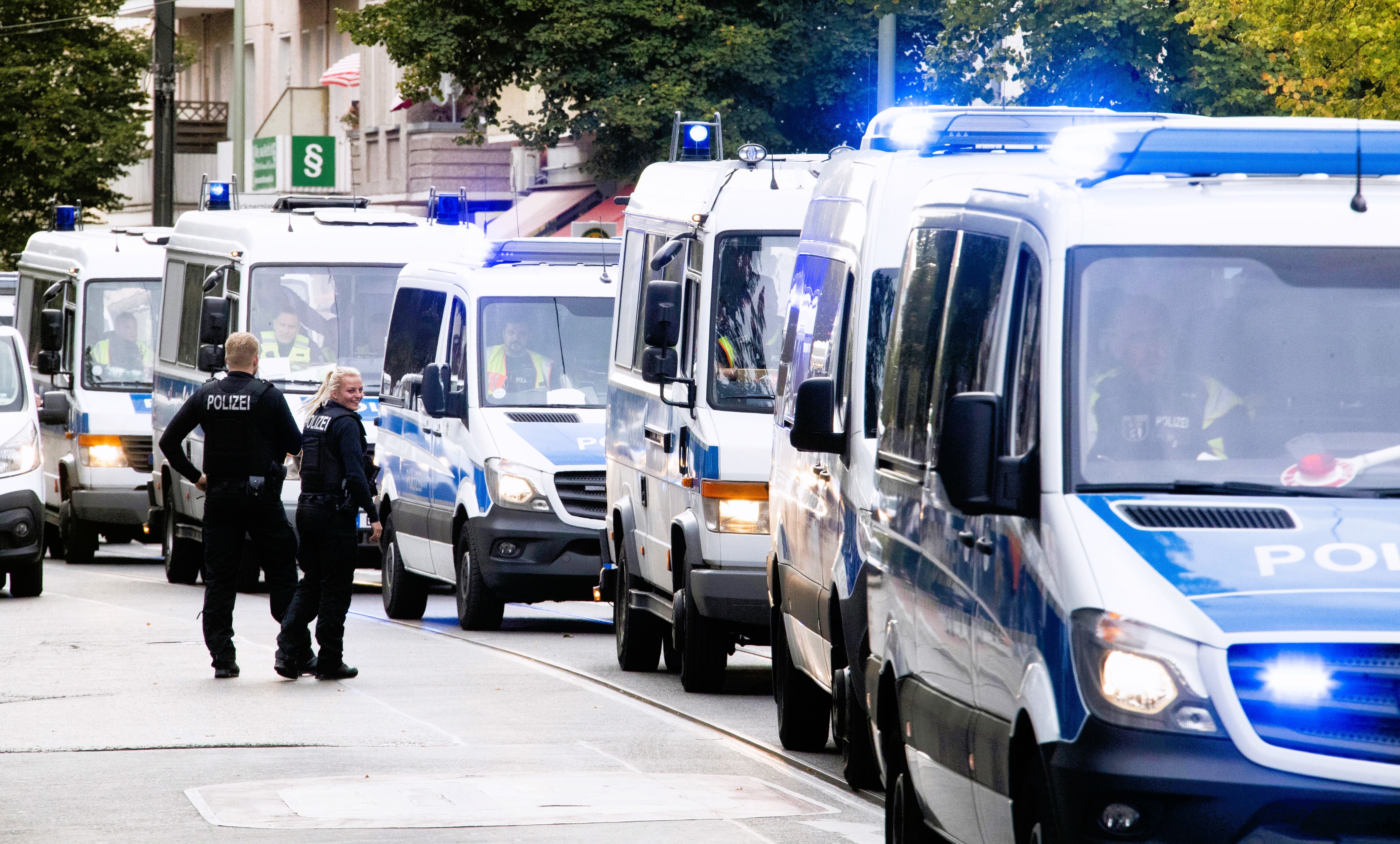 Überfall! Bank in Frankfurt gesprengt! - Trümmer flogen bis zu 30 Meter weit, Gangster fliehen mit 450 PS Audi