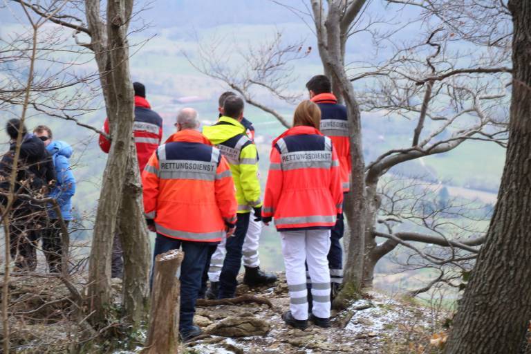 Gruselfund in einem pfälzischen Wald - Wanderer entdeckt Leiche eines Traktorfahrers!