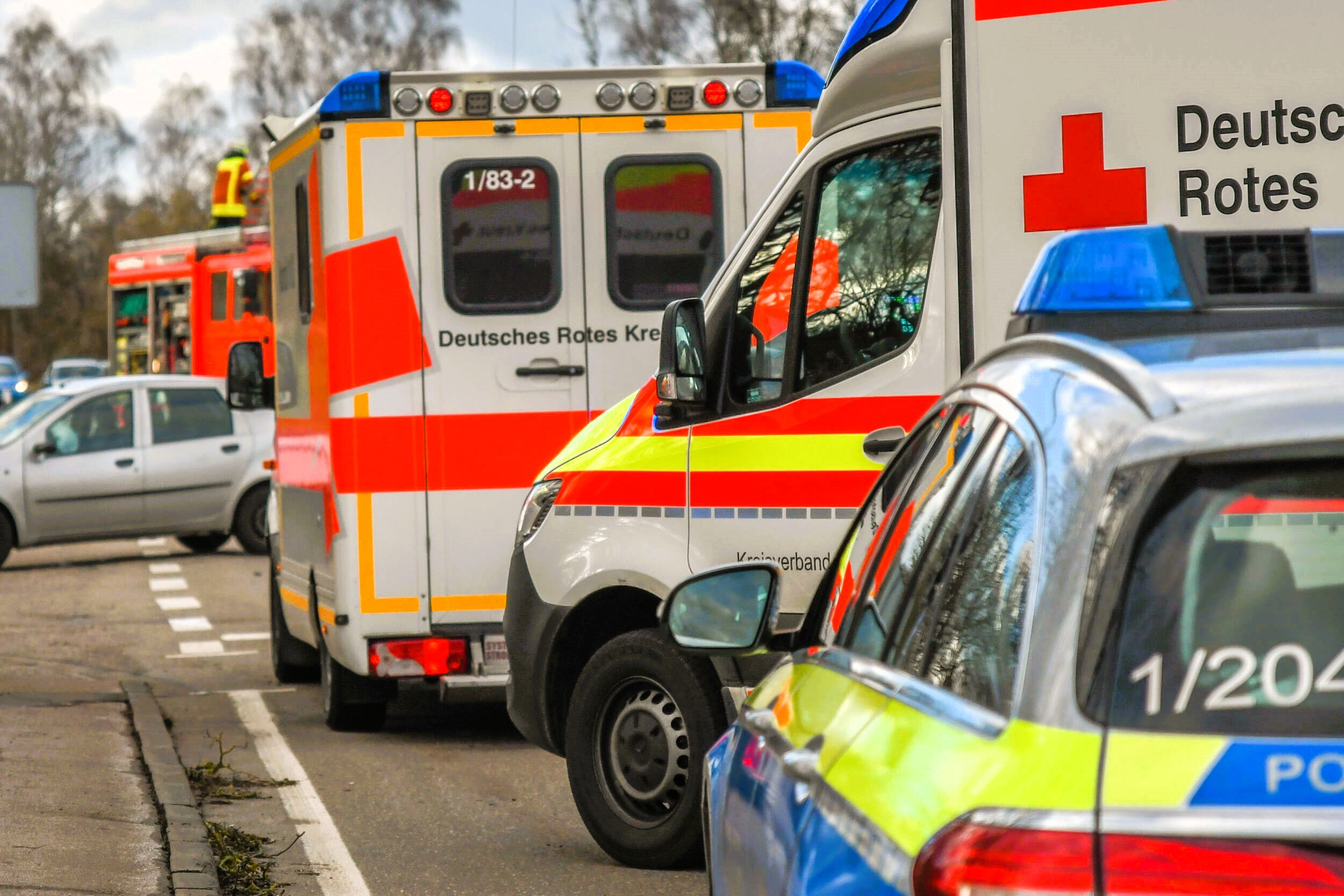 40 Verletzte an Schule - teilweise schwer! Anschlag vermutet - Polizei mit Großaufgebot vor Ort!