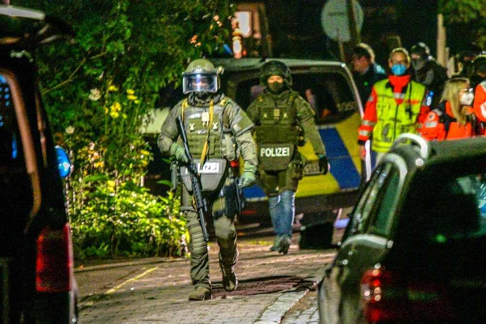 Hausmeister an Schule niedergestochen! Schreckliche Bluttat an einer Grundschule - Lebensgefahr 