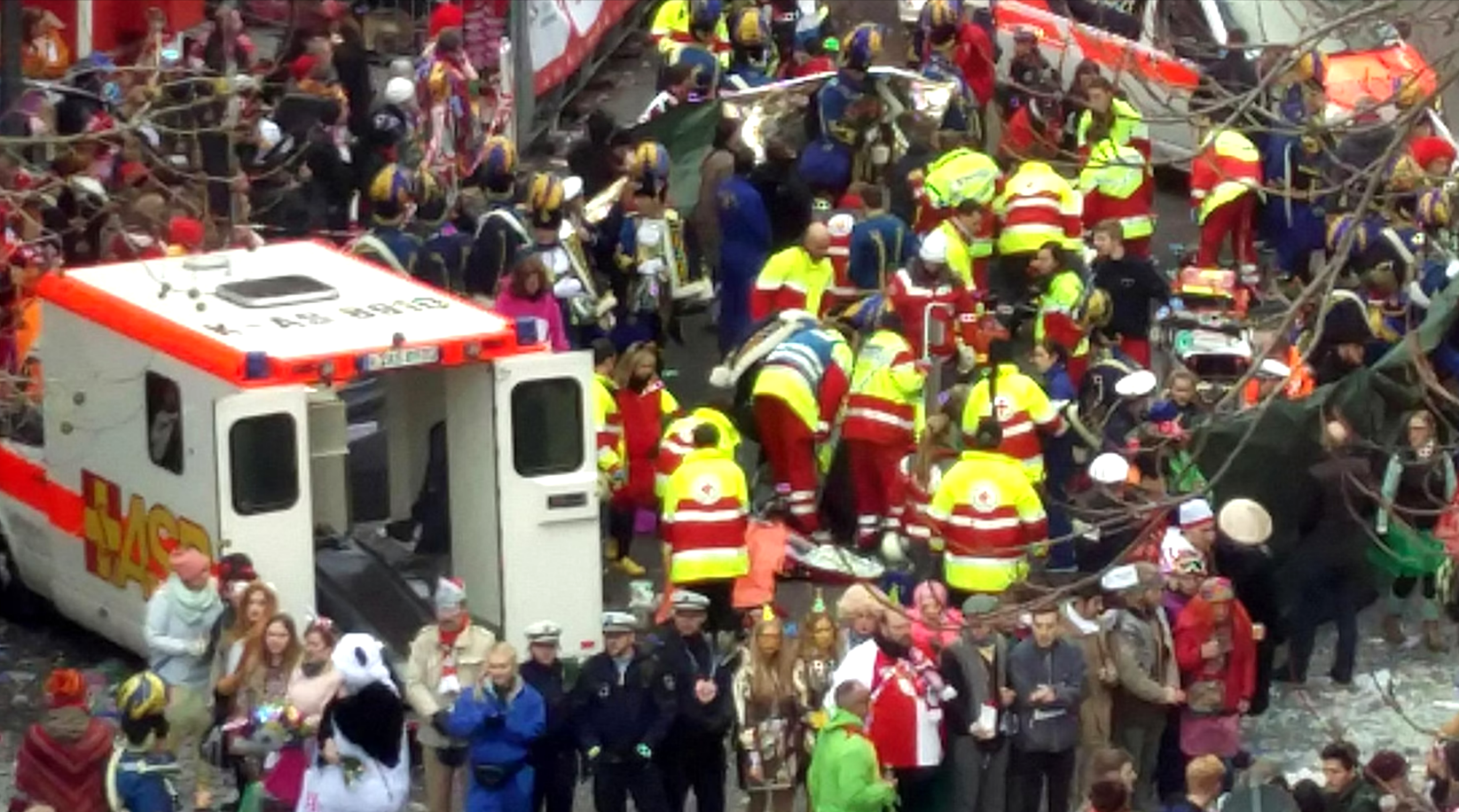 Drama beim Karneval! Mann von Karnevalswagen überrollt und tödlich verletzt